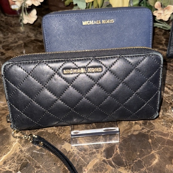 4 MICHAEL KORS low start WALLET EUC BUNDLE - Picture 3 of 12